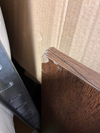 Mesa de comedor moderna de madera con cristal.