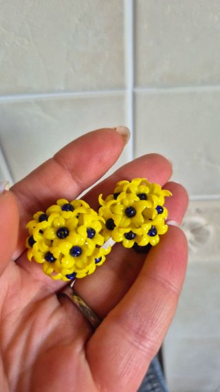 Orecchini floreali gialli con perle nere