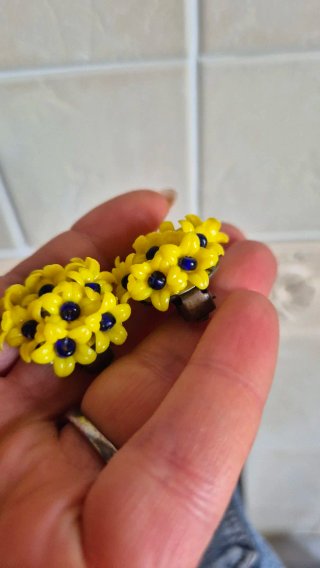 Orecchini floreali gialli con perle nere
