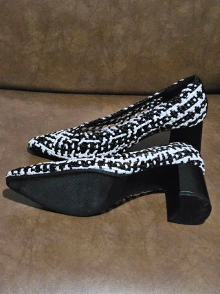 Zapatos Uterqüe Negros y Blancos