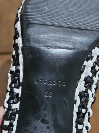 Zapatos Uterqüe Negros y Blancos