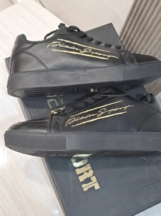 Scarpe Plein Sport nere con dettagli oro