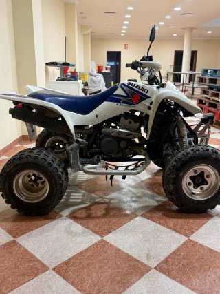 Vendo o cambio por coche  furgoneta Suzuki LTZ-400