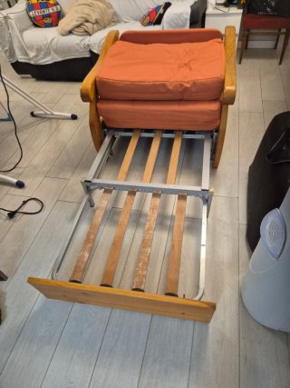 Sofá cama madera y tela naranja