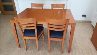 Tavolo da pranzo e 4 sedie in legno