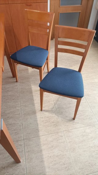 Tavolo da pranzo e 4 sedie in legno