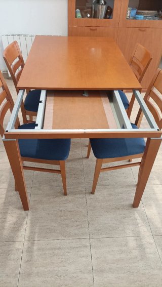 Tavolo da pranzo e 4 sedie in legno