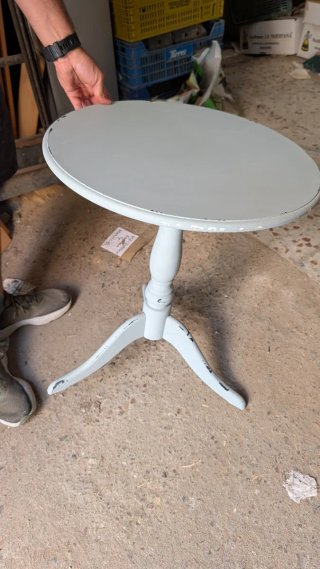 Mesa auxiliar redonda gris y blanca