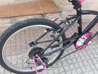 Bicicleta infantil 20 rosa y negra + casco