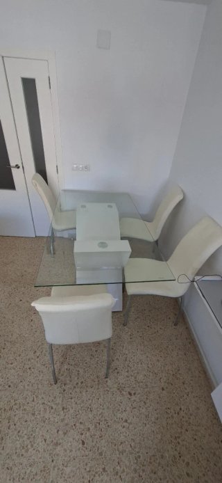 Mesa cristal y 4 sillas blancas, esta en Castellón