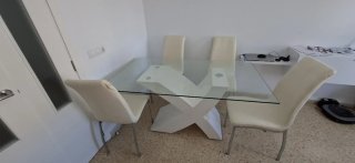 Mesa cristal y 4 sillas blancas, esta en Castellón