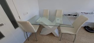 Mesa cristal y 4 sillas blancas, esta en Castellón