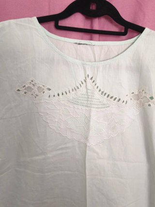 Blusa verde claro com detalhes bordados