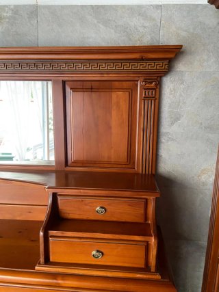 Mueble de madera con espejo