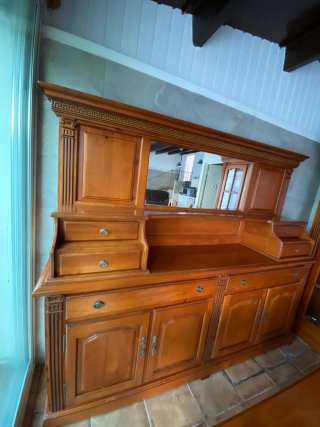 Mueble de madera con espejo