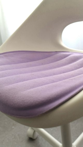 Silla de estudio con ruedas y cojín morado