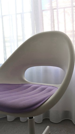 Silla de estudio con ruedas y cojín morado