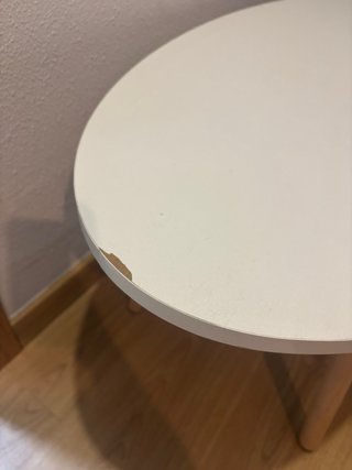 Mesa auxiliar ovalada blanca y madera