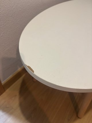 Mesa auxiliar ovalada blanca y madera