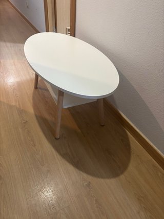 Mesa auxiliar ovalada blanca y madera
