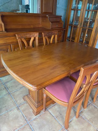 Mesa de comedor de madera