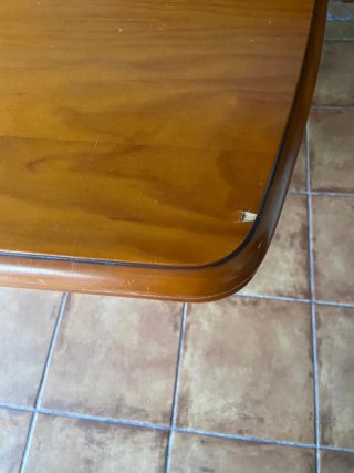 Mesa de comedor de madera