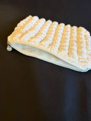 Pochette panna con zip e perla