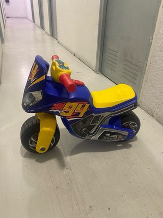 Moto correpasillos infantil azul y amarillo