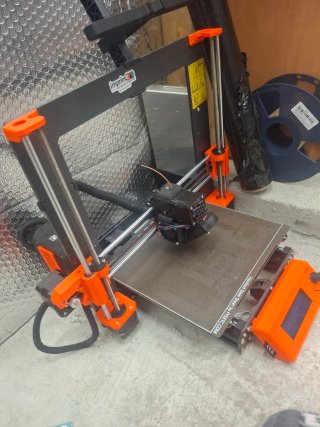Impressora 3D Prusa Laranja e Preta