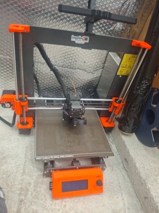 Impressora 3D Prusa Laranja e Preta