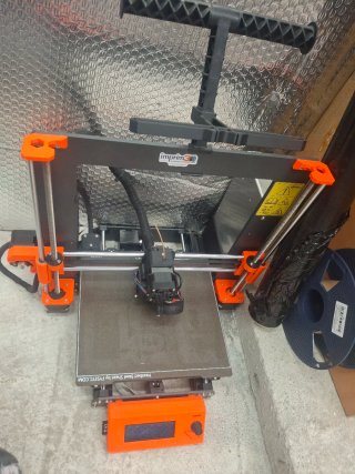 Impressora 3D Prusa Laranja e Preta