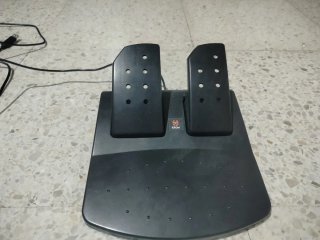 Volante y pedales para juegos