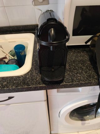 Cafetera de cápsulas negra