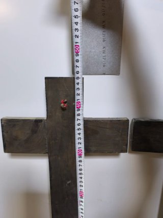 Pareja de crucifijos de madera