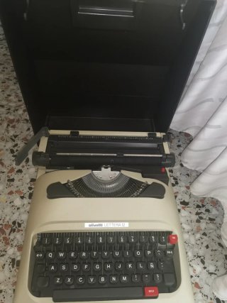 Máquina de escribir Olivetti Lettera 12