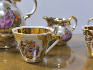 Juego de porcelana con detalles dorados