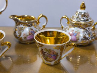 Juego de porcelana con detalles dorados