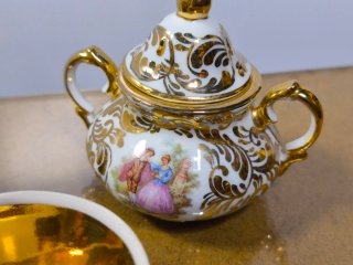 Juego de porcelana con detalles dorados