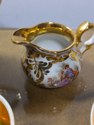 Juego de porcelana con detalles dorados