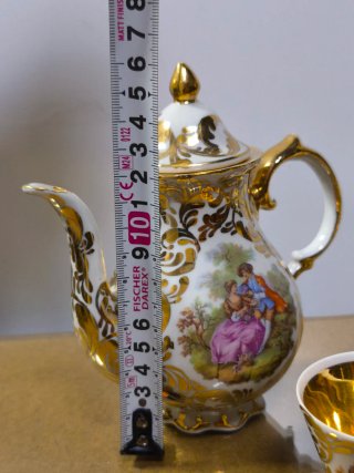 Juego de porcelana con detalles dorados