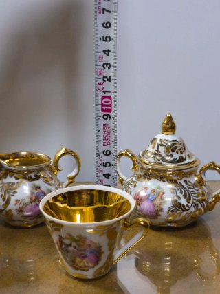 Juego de porcelana con detalles dorados