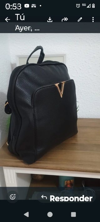 Mochila negra con detalle dorado