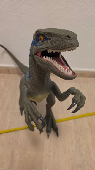 Jurassic World Velocirráptor Blue Supercolosal