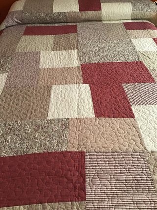 Colcha patchwork beige y roja