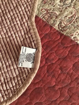 Colcha patchwork beige y roja