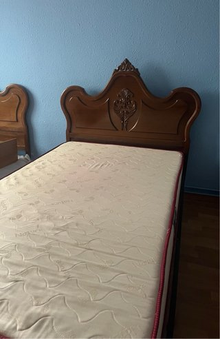 Colchón, somier y cabecero de madera