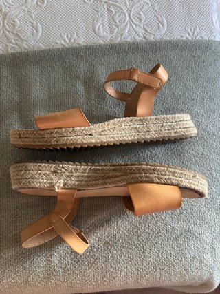 Sandalias Zara Beige y Doradas Talla 38