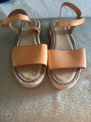 Sandalias Zara Beige y Doradas Talla 38