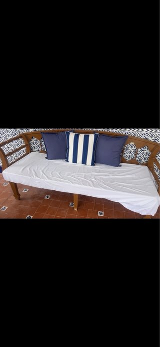 Banco de madera con cojines