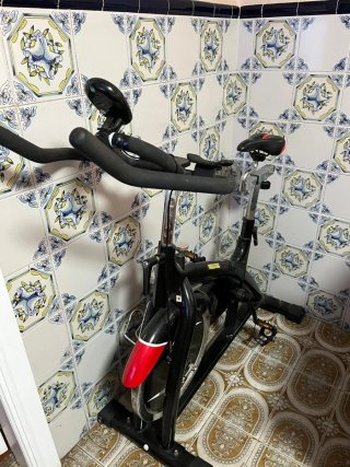 Bicicleta de Spinning Negra y Roja